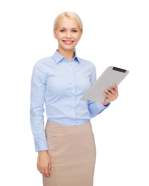 concepto de negocios, internet y tecnología - mujer sonriente mirando la computadora de tablet pc