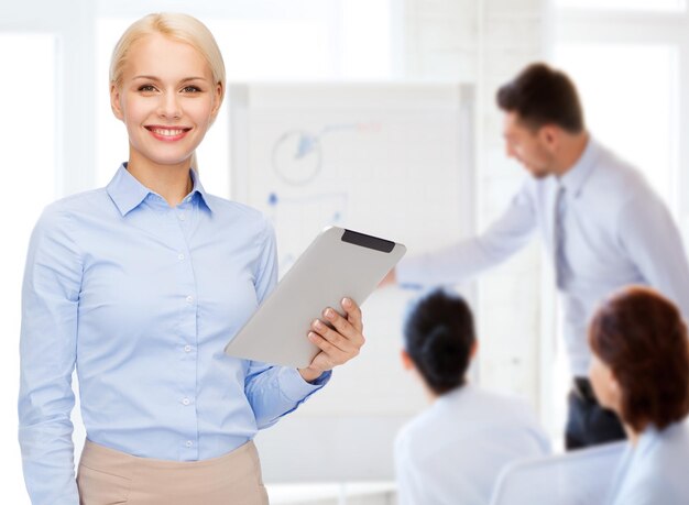 concepto de negocios, internet y tecnología - mujer sonriente mirando la computadora de tablet pc