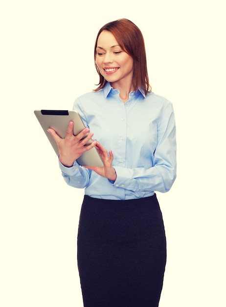 concepto de negocios, internet y tecnología - mujer sonriente mirando la computadora de tablet pc