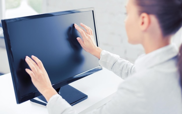 concepto de negocios, oficina, escuela y educación - mujer de negocios sonriente con pantalla táctil en la oficina