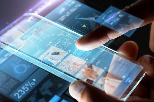 concepto de negocios, personas, medios de comunicación y tecnología - manos con página web de negocios en la pantalla del teléfono inteligente sobre fondo negro