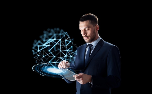 concepto de negocios, personas, redes y tecnología - hombre de negocios trabajando con una tableta transparente y una proyección virtual de baja poli sobre fondo negro
