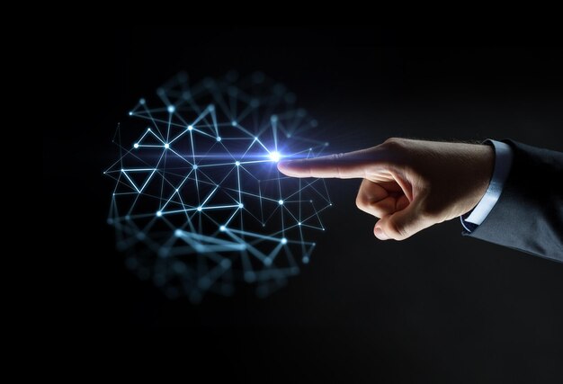concepto de negocios, personas, redes y tecnología - primer plano de la mano de un empresario que señala con el dedo una proyección virtual poligonal sobre un fondo negro