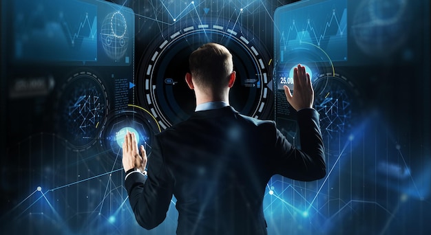 concepto de negocios, personas, tecnología y ciberespacio: hombre de negocios con traje que trabaja con pantalla de realidad virtual sobre fondo oscuro