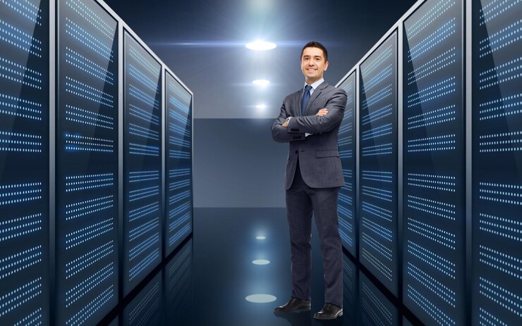 Foto concepto de negocios, personas y tecnología: un hombre de negocios sonriente con traje sobre el fondo de la sala de servidores