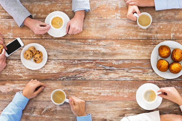 concepto de negocios, personas y trabajo en equipo: cierre de la reunión del equipo creativo y tomar café durante el almuerzo en la oficina