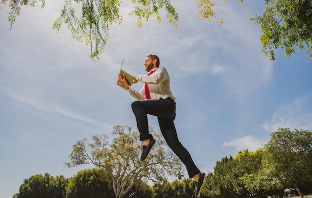 Concepto de negocios rápidos con un hombre de negocios en funcionamiento