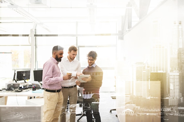 concepto de negocios, tecnología, descanso y personas: equipo creativo feliz con computadora de tableta tomando café y hablando en la oficina sobre el efecto urbano de doble exposición