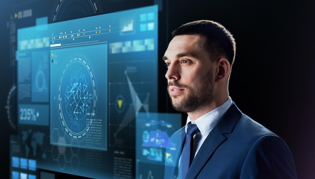 Concepto de negocios, tecnología y personas: hombre de negocios de traje con proyección de pantalla virtual sobre fondo negro