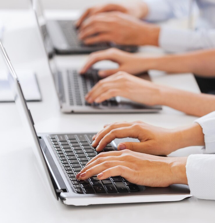 Foto concepto de negocios y telemarketing - grupo de personas que trabajan con computadoras portátiles en la oficina