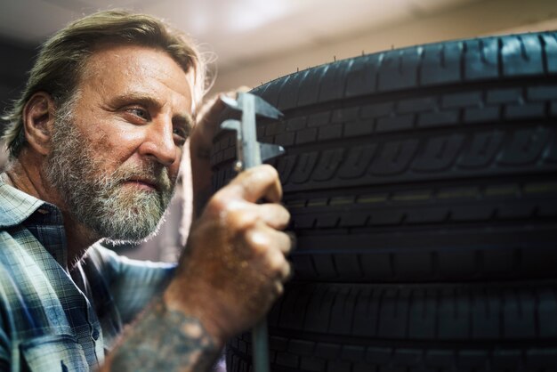 Concepto de neumáticos de ajuste de ajuste automotriz de garaje