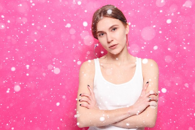 Concepto de nieve, invierno, Navidad, estilo de vida saludable, felicidad y personas: el retrato de la mujer joven con emociones felices. Riendo, sonriendo, enojo, sospecha, miedo, sorpresa sobre fondo de nieve