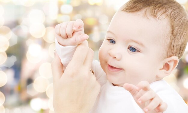 concepto de niño, felicidad y personas - adorable bebé