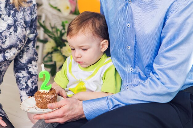 Concepto de niño, fiesta de cumpleaños y niñez - niño con globos en el interior.