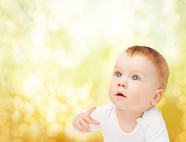 concepto de niño y niño pequeño - bebé curioso mirando hacia arriba