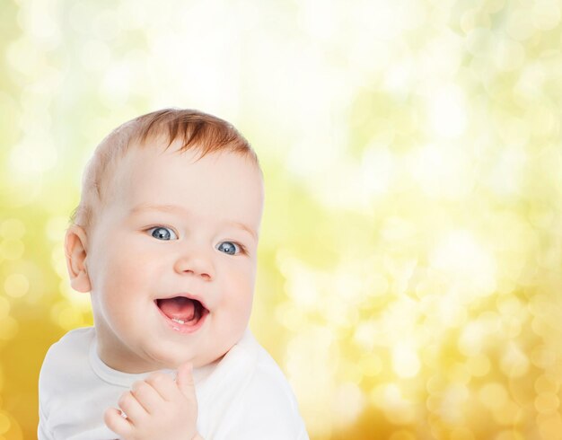 concepto de niño y niño pequeño - pequeño bebé sonriente