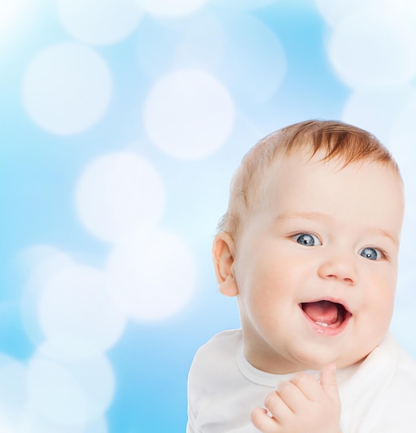Foto concepto de niño y niño pequeño - pequeño bebé sonriente
