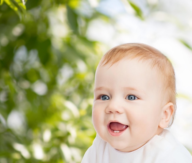 concepto de niño y niño pequeño - pequeño bebé sonriente