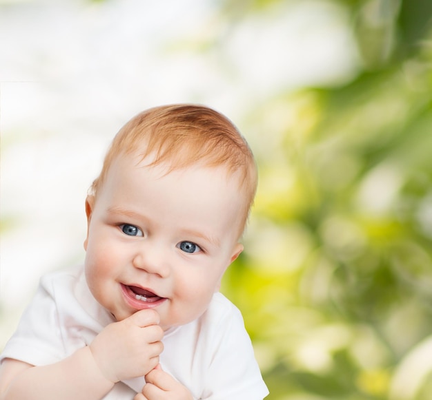 concepto de niño y niño pequeño - pequeño bebé sonriente