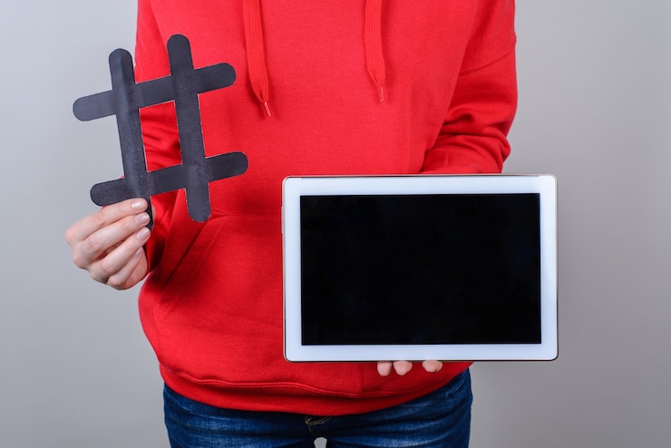 Foto concepto de noticias de información. cerrar foto de tableta digital portátil blanca con pantalla en negro fondo gris aislado