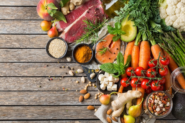 Concepto de nutrición equilibrada para una dieta mediterránea flexitariana de alimentación limpia. Surtido de ingredientes alimentarios saludables para cocinar en la mesa de la cocina. Vista superior de fondo plano laico