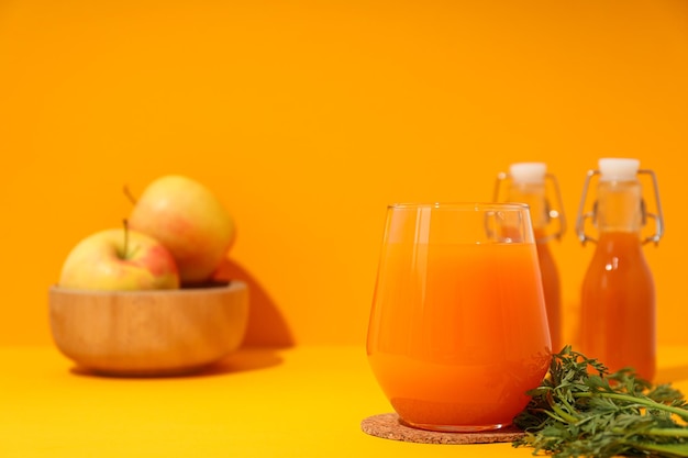 Concepto de nutrición saludable y dieta con jugo de zanahoria