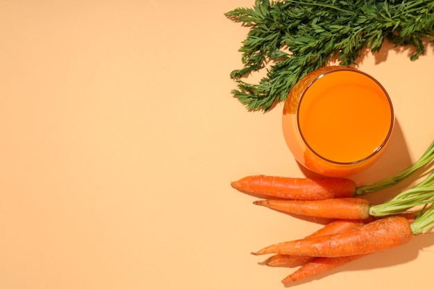 Concepto de nutrición saludable y dieta con jugo de zanahoria