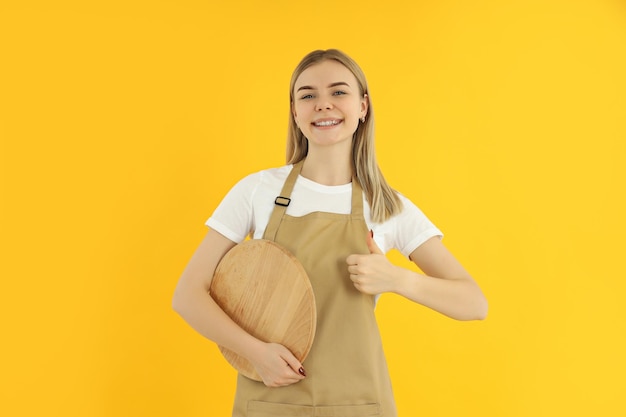 Concepto de ocupación joven camarera sobre fondo amarillo