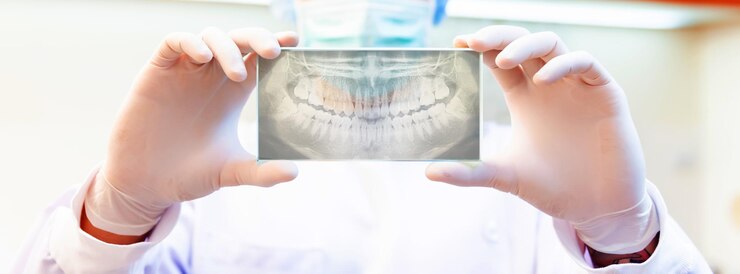 Concepto de odontología y atención médica en la clínica dental. Película de rayos X de los dientes de revisión del dentista con tecnología de innovación.