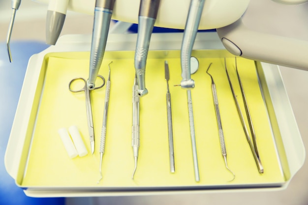 Foto concepto de odontología, medicina, equipo médico y estomatología - cierre de instrumentos dentales