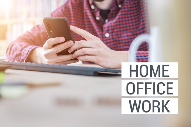 Foto concepto de oficina en casa el hombre está escribiendo en su teléfono móvil negro text home office work