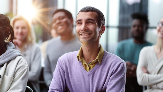 Concepto de oficina moderna para seminarios de negocios de personas.