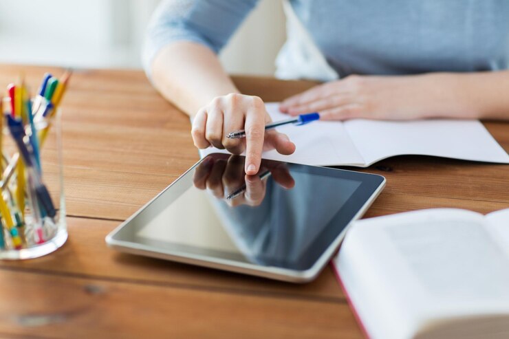 Foto concepto de oficina, negocios, educación, tecnología e internet: cierre de una estudiante con una computadora de tableta y una computadora portátil en casa