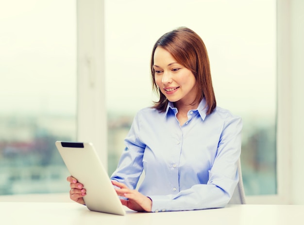 concepto de oficina, negocios, educación, tecnología e internet - empresaria sonriente o estudiante con tablet pc