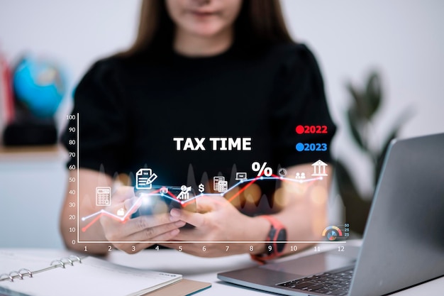 Concepto de optimización del pago de impuestos personas de finanzas empresariales con icono de impuestos en la pantalla de tecnología impuesto sobre la renta y antecedentes de propiedad para personas físicas y jurídicas como el IVA