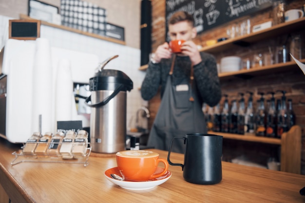 Concepto de la orden de trabajo de Barista Prepare Coffee. Coffee break en el lugar de trabajo.