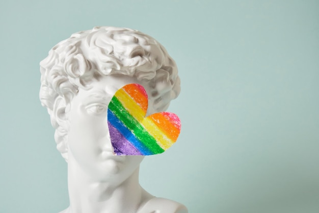 El concepto del orgullo lgbt de Prade. David cabeza escultural corazón arcoíris