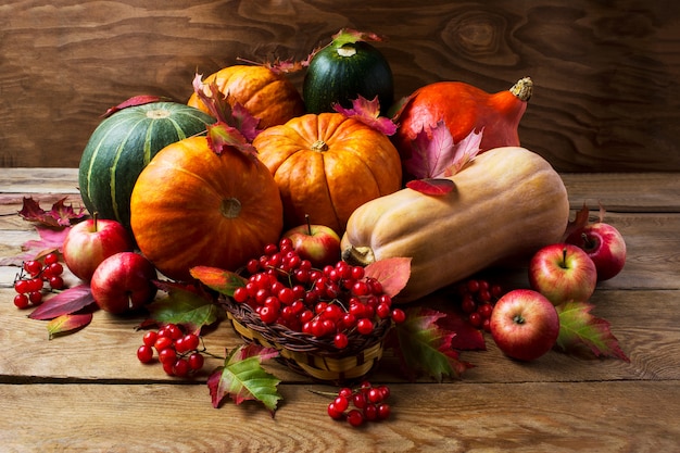 Concepto de otoño con calabazas, manzanas y bayas