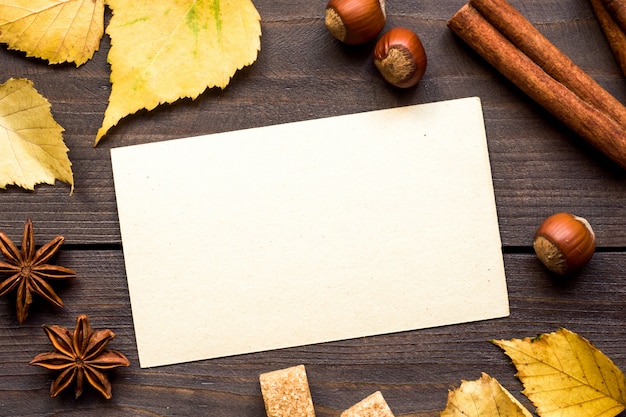 Concepto de otoño Formulario para el texto en una mesa de madera.