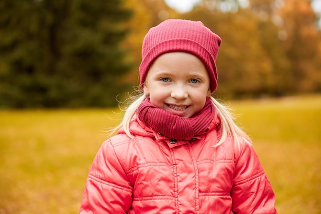 concepto de otoño, infancia, naturaleza y personas - niña feliz en el parque