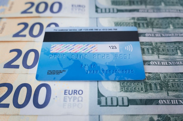 Foto concepto de pago y crédito dólar frente a billetes de euro y tarjetas de crédito como fondo