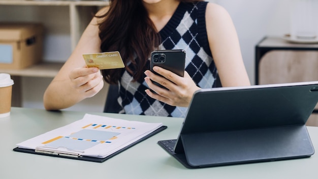 Concepto de pago en línea con tarjeta de crédito Mano de hombres que usan una computadora portátil para pagar hacer un seguro de salud en línea