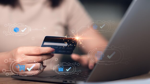 Concepto de pago en línea con tarjeta de crédito y servicio de banca en línea por teléfono inteligente