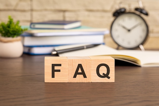 Concepto de palabra Faq de bloques de madera cubos de madera con letras