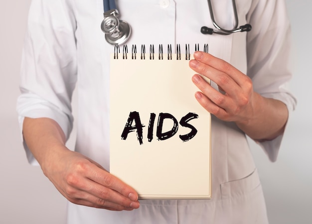 Concepto de palabra SIDA. asistencia sanitaria y médica en negro.