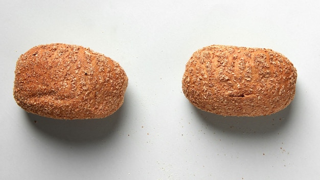 Concepto de pan. Dos deliciosos bollos aislados sobre fondo blanco. Dos bollos se representan por separado, pero en paralelo.