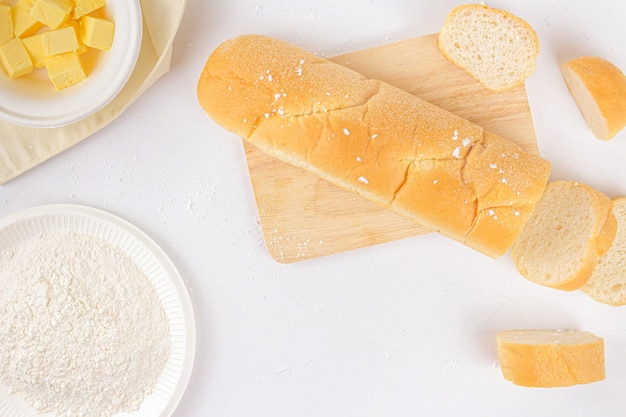 Concepto de pan una hogaza de pan unas rebanadas de pan una tabla de cortar de madera