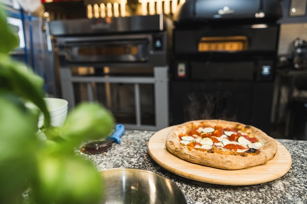 Concepto de panadería de restaurante lleno de pizza en una mesa de la cocina