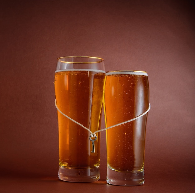 Foto concepto de pareja feliz. dos vasos de cerveza para los amantes de la cerveza.