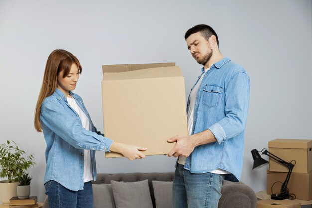 Concepto de pareja en mudanza hombre y mujer con cajas en el apartamento